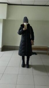 防寒着に身を包む円が内さん