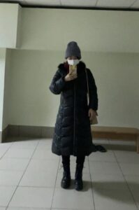 防寒着に身を包む円垣内さん