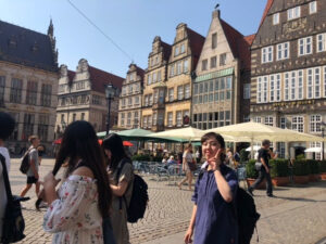 ブレーメンのマルクト広場にいる梶川さん